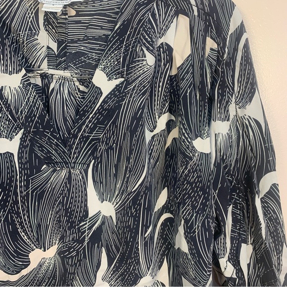 Diane Von Furstenberg Cahil 100% Silk Printed V Neck Blouse - Picture 3 of 13